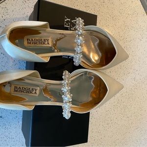 Badgley Mischka Natalia Flat Size 9.5 in Ivory
